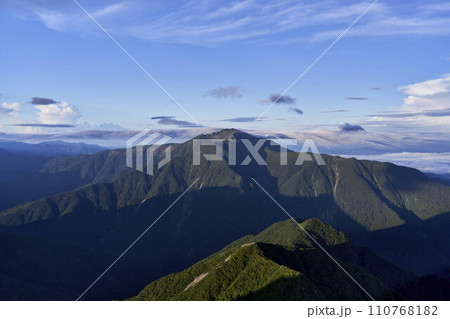 甲斐駒ヶ岳山頂から見た仙丈ケ岳 110768182