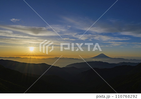 北岳から望む富士山と日の出 110768292
