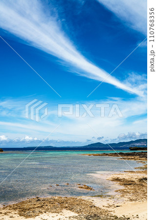 沖縄の青い海と空 沖縄の青い海と空 110768356