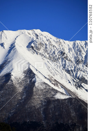 青空が広がる鳥取県の雪の伯耆大山 青空が広がる鳥取県の雪の伯耆大山 110768582