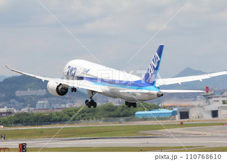 JA804A（ANAボーイング787-8 Dreamliner）伊丹空港での離陸シーン 110768610