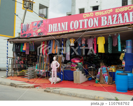 インド_市場で衣類を売る店の風景 インド_市場で衣類を売る店の風景 110768702