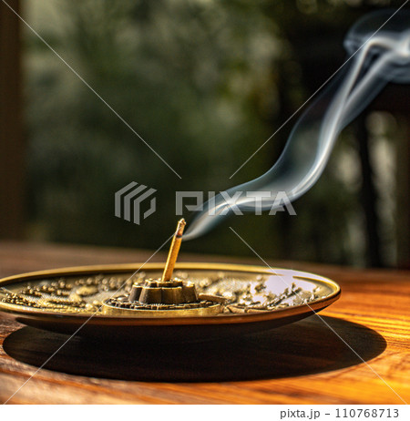 アロマ線香からたなびく煙（パターン-1） 110768713