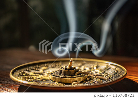 アロマ線香からたなびく煙(パターン-7) アロマ線香からたなびく煙(パターン-7) 110768723