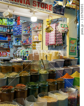 インド_日用品・食料品を売る店の風景 インド_日用品・食料品を売る店の風景 110768891