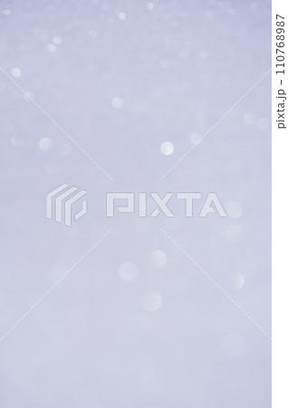 キラキラした白い雪の表面のクローズアップ。 キラキラした白い雪の表面のクローズアップ。 110768987