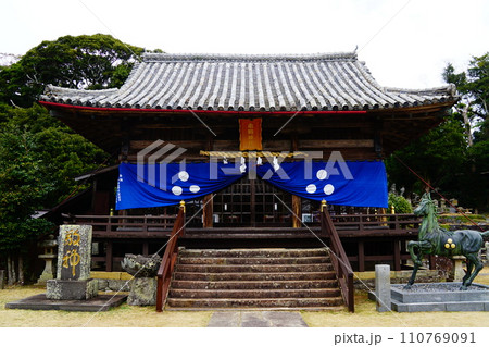 長崎県　平戸市　亀岡神社 110769091
