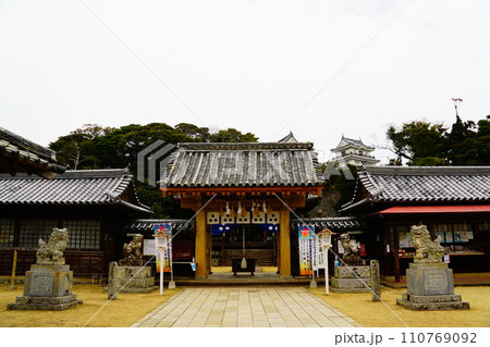 長崎県　平戸市　亀岡神社 110769092