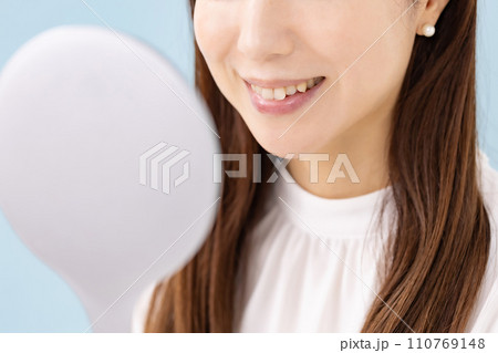 鏡を見る女性 口元 鏡を見る女性 口元 110769148