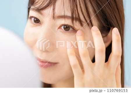 鏡を見る女性 目元 鏡を見る女性 目元 110769153