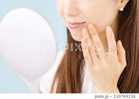 鏡を見る女性　口元 110769156
