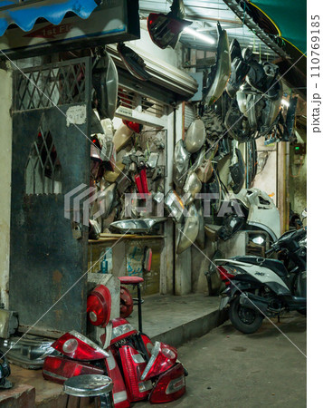 インド_車の部品店街の風景 インド_車の部品店街の風景 110769185