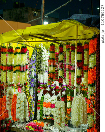 インド_ジャスミンの花束を売る業者の風景 110769227
