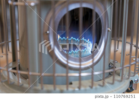 ストーブの青い炎 110769251