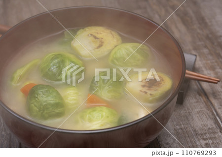 芽キャベツの味噌汁 芽キャベツの味噌汁 110769293