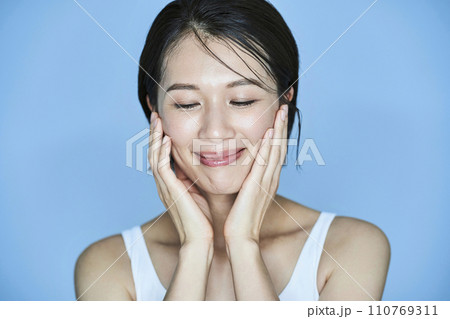 肌の状態を確かめる女性 110769311