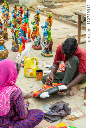 インド_魔除けのDrishtiを作る商人の風景 インド_魔除けのDrishtiを作る商人の風景 110769312