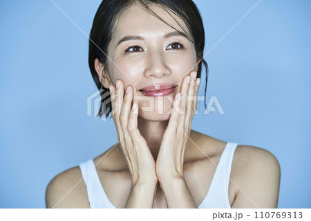 肌の状態を確かめる女性 110769313