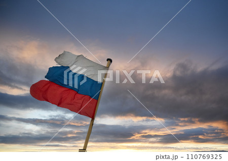 破れたロシア国旗 破れたロシア国旗 110769325