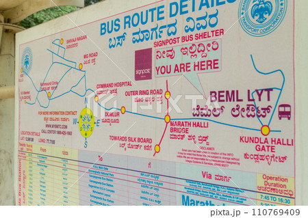 インド_バス停とルート案内の風景 110769409