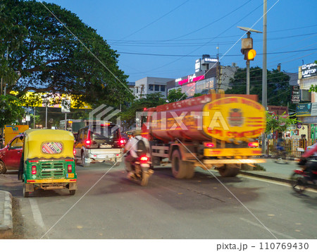 インド_トゥトゥクのある風景 110769430