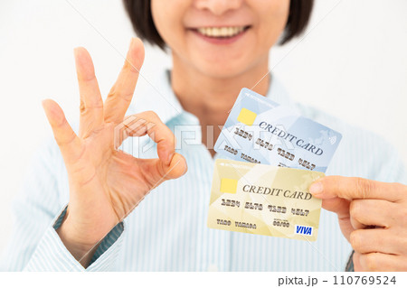 クレジットカードを持って丸サインをするミドル女性 クレジットカードを持って丸サインをするミドル女性 110769524
