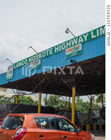 インド_高速道路インターチェンジの風景 110769526