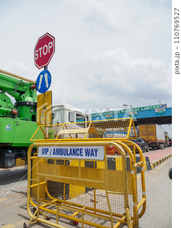 インド_高速道路インターチェンジの風景 110769527