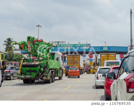 インド_高速道路インターチェンジの風景 インド_高速道路インターチェンジの風景 110769530
