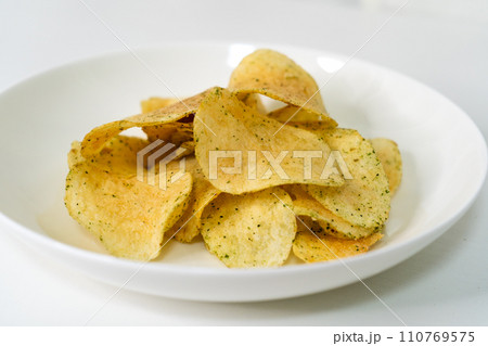 ポテトチップスイメージ|のりしお味|crispsimege|おいしいお菓子イメージ ポテトチップスイメージ|のりしお味|crispsimege|おいしいお菓子イメージ 110769575