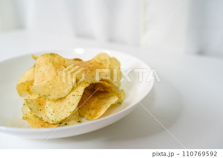 ポテトチップスイメージ｜のりしお味｜crispsimege｜おいしいお菓子イメージ 110769592