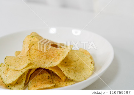ポテトチップスイメージ｜のりしお味｜crispsimege｜おいしいお菓子イメージ 110769597