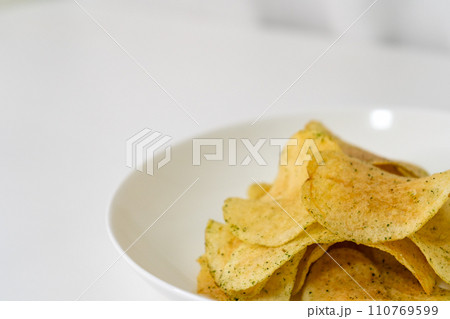ポテトチップスイメージ｜のりしお味｜crispsimege｜おいしいお菓子イメージ 110769599