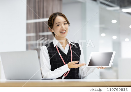医療 制服を着た受付スタッフ 医療 制服を着た受付スタッフ 110769638
