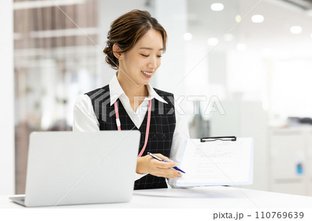 医療　制服を着た受付スタッフ 110769639
