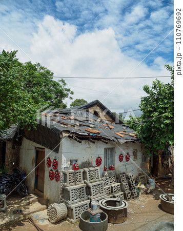 インド_魔除けのDrishtiを大量に飾った民家 110769692