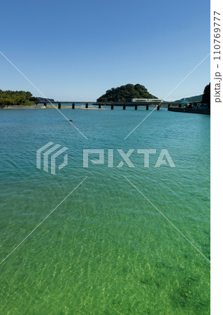 青空の下細田川の架かる鉄橋走る特急海幸山幸 青空の下細田川の架かる鉄橋走る特急海幸山幸 110769777