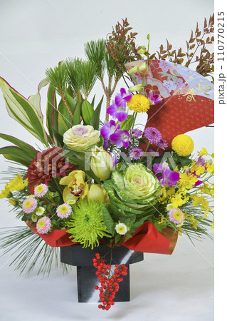 正月花白バック縦位置 110770215