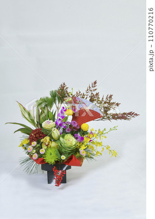 正月花白バック縦位置 110770216