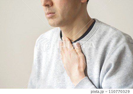喉が気になる男性 110770329