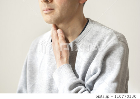 喉が気になる男性 喉が気になる男性 110770330