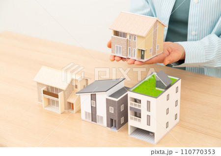 戸建ての住宅模型を持つミドル女性 110770353