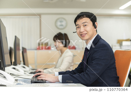 リモート会議するスーツ姿の男女 110770364