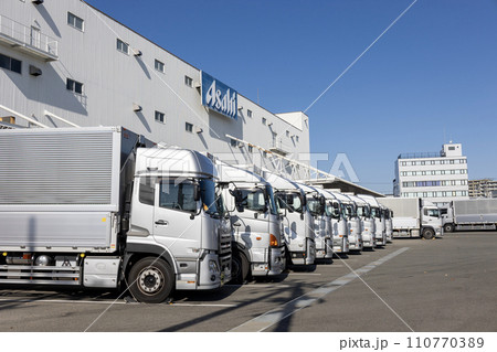 大阪・吹田市／アサヒロジ株式会社の敷地に並んだトラック（2024年1月3日撮影） 110770389