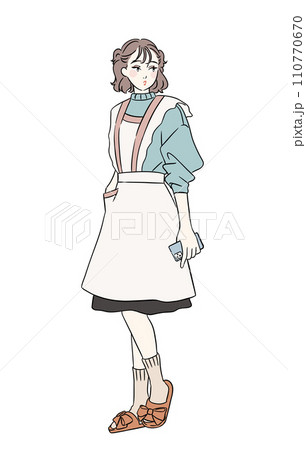 スマホを持ったエプロン姿の女の子 110770670