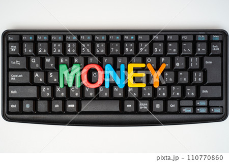 キーボードの上にMONEYの文字 キーボードの上にMONEYの文字 110770860