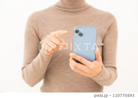 スマホを操作するミドル女性 110770893