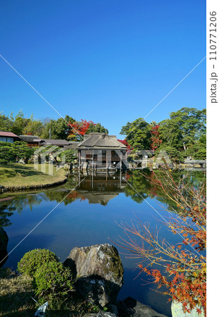 碧い空と玄宮園秋景色 110771206