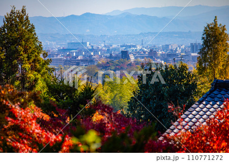 【京都風景】嵐山界隈 紅葉に包まれる静かな時間を楽しむ秋 【京都風景】嵐山界隈 紅葉に包まれる静かな時間を楽しむ秋 110771272