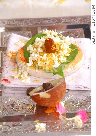 Prayer at Traditional Hindu wedding ceremony 110771694